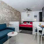Modern Stone In The Heart Of Apartment