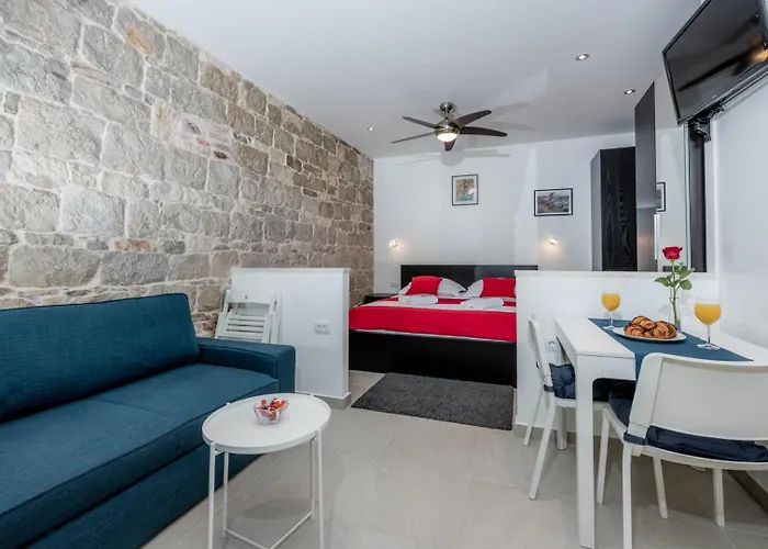 Modern Stone Studio In The Heart Of Split 아파트